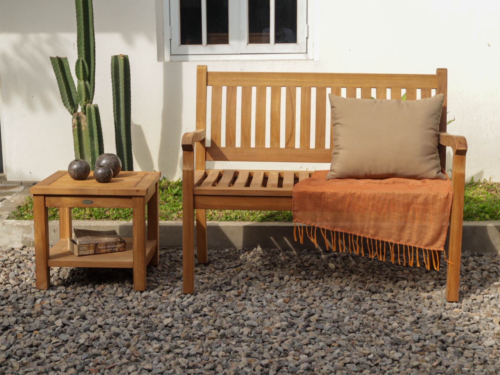 Twee-persoons massief teakhouten tuinbank met ergonomische zitting en rugleuning, gemaakt van natuurlijk teakhout, ideaal voor buitengebruik. - view 3