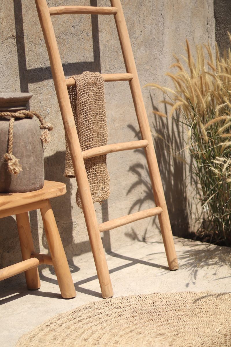 Natuurlijke teakhouten decoratieladder, met een hoogte van 150 cm, een breedte van 50 cm en een diepte van 5 cm. De ladder heeft diverse horizontale sporten, gelijkmatig verdeeld over de lengte, en staat licht hellend voor extra stabiliteit. Het onbehande - view 3