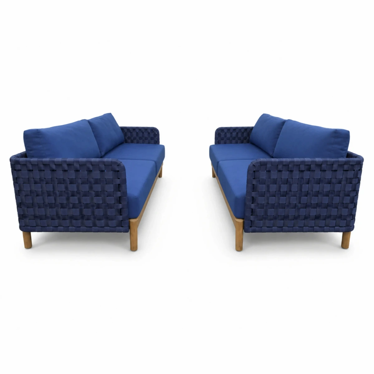 Zijaanzicht Loungebank Peize — detail van basketweave webbing armleuningen in donker navy met natuurlijke acaciapoten - view 3