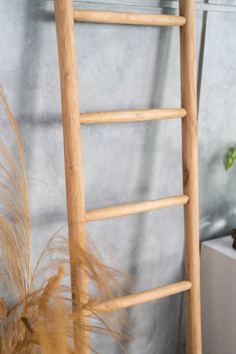 Natuurlijke teakhouten decoratieladder, met een hoogte van 175 cm, een breedte van 50 cm en een diepte van 5 cm. De ladder heeft diverse horizontale sporten, gelijkmatig verdeeld over de lengte, en staat licht hellend voor extra stabiliteit. Het onbehande - alternate view