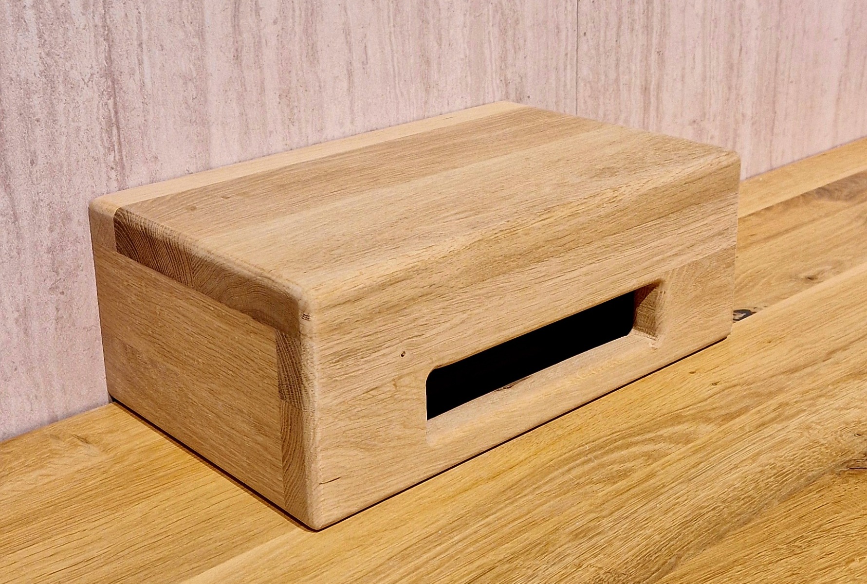 Rechthoekige eikenhouten tissuebox houder van massief naturel hout met strakke uitsparing tegen een witte achtergrond. - view 3