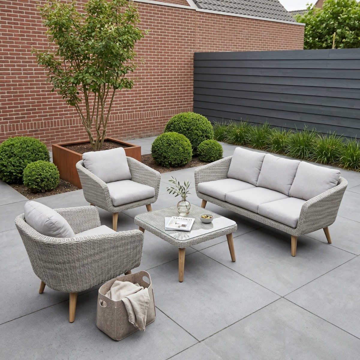 Teakea Eelde loungeset achteraanzicht met gebogen wicker kuiprugleuningen en glazen salontafel op witte achtergrond - alternate view