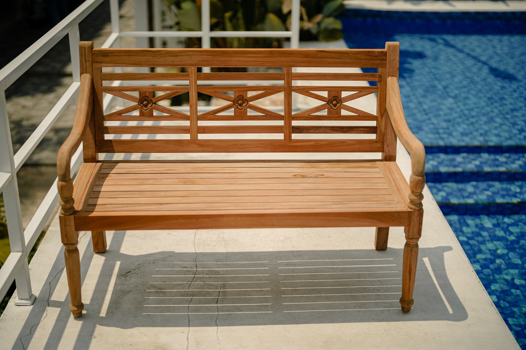 Teak Station Bank van 130 cm breed, gemaakt van gerecycled teakhout, geschikt voor twee personen, in natuurlijke teak kleur, ideaal voor buitengebruik. - view 4