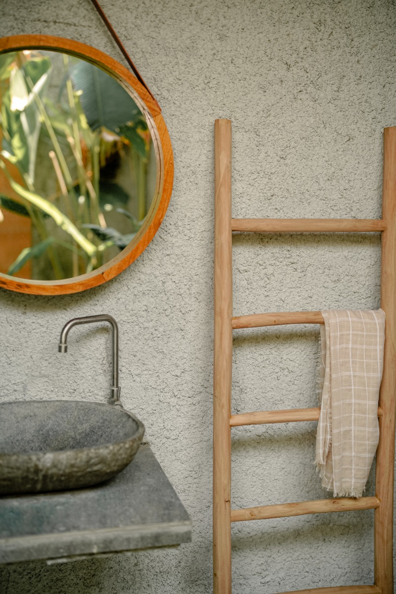 Natuurlijke teakhouten decoratieladder, met een hoogte van 175 cm, een breedte van 50 cm en een diepte van 5 cm. De ladder heeft diverse horizontale sporten, gelijkmatig verdeeld over de lengte, en staat licht hellend voor extra stabiliteit. Het onbehande - view 4