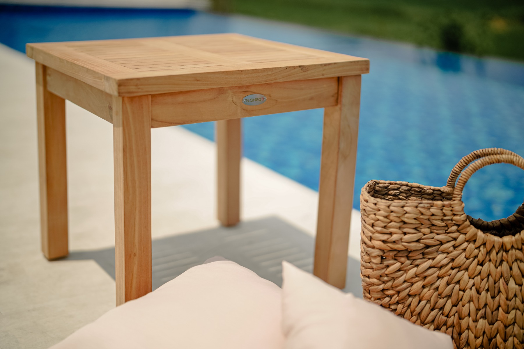 Kleine teak bijzettafel voor buiten geplaatst op terras of in tuin, functionele tafel van massief teak - view 3