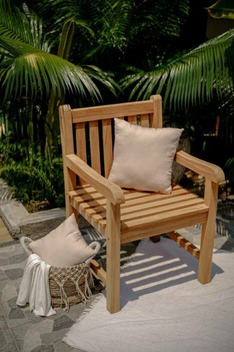 Teakhouten tuinset bestaande uit twee klassieke Windsor stoelen en een ronde, inklapbare tuintafel (Ø 80cm), opgesteld in een sfeervolle tuin. - alternate view