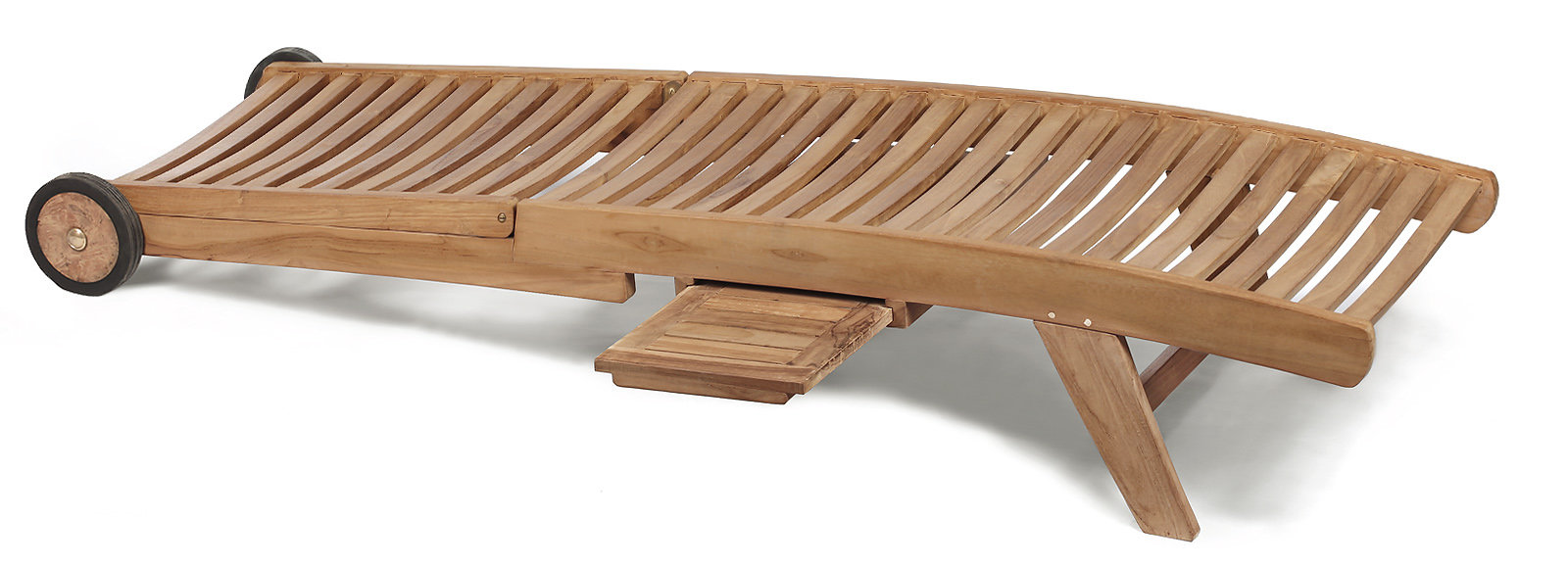 erstelbaar teakhouten ligbed met uitschuifbaar tafeltje, gestyled met een beige kussen en plaid in een moderne Nederlandse achtertuin - view 4