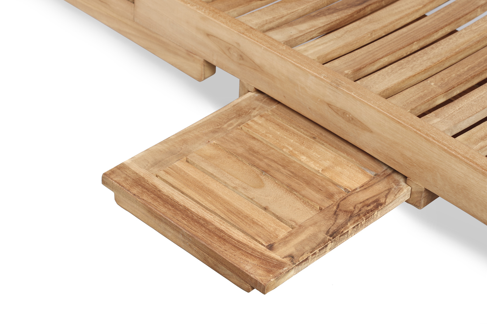 erstelbaar teakhouten ligbed met uitschuifbaar tafeltje, gestyled met een beige kussen en plaid in een moderne Nederlandse achtertuin - view 3