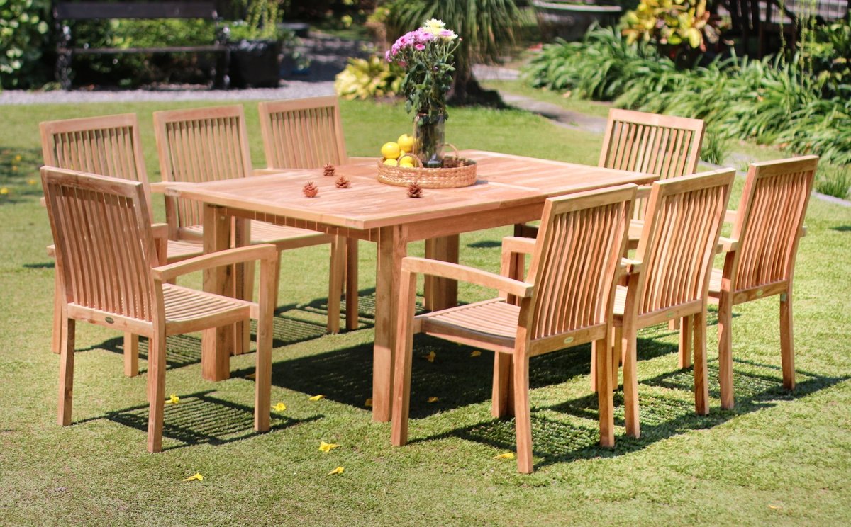 Set van vier gestapelde teak houten tuinstoelen met armleuning in een sfeervolle Nederlandse tuin met hortensia's en rozen, VT Wonen stijl terras. - alternate view