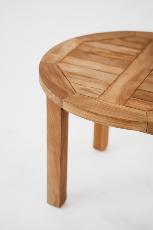 Rond teakhouten tuin bijzettafeltje met een diameter van 60 cm en een hoogte van 45 cm. Dit elegante tafeltje is gemaakt van hoogwaardig teakhout, bekend om zijn duurzaamheid en natuurlijke weerbestendigheid. Het heeft een gladde afwerking met een rijke,  - view 4