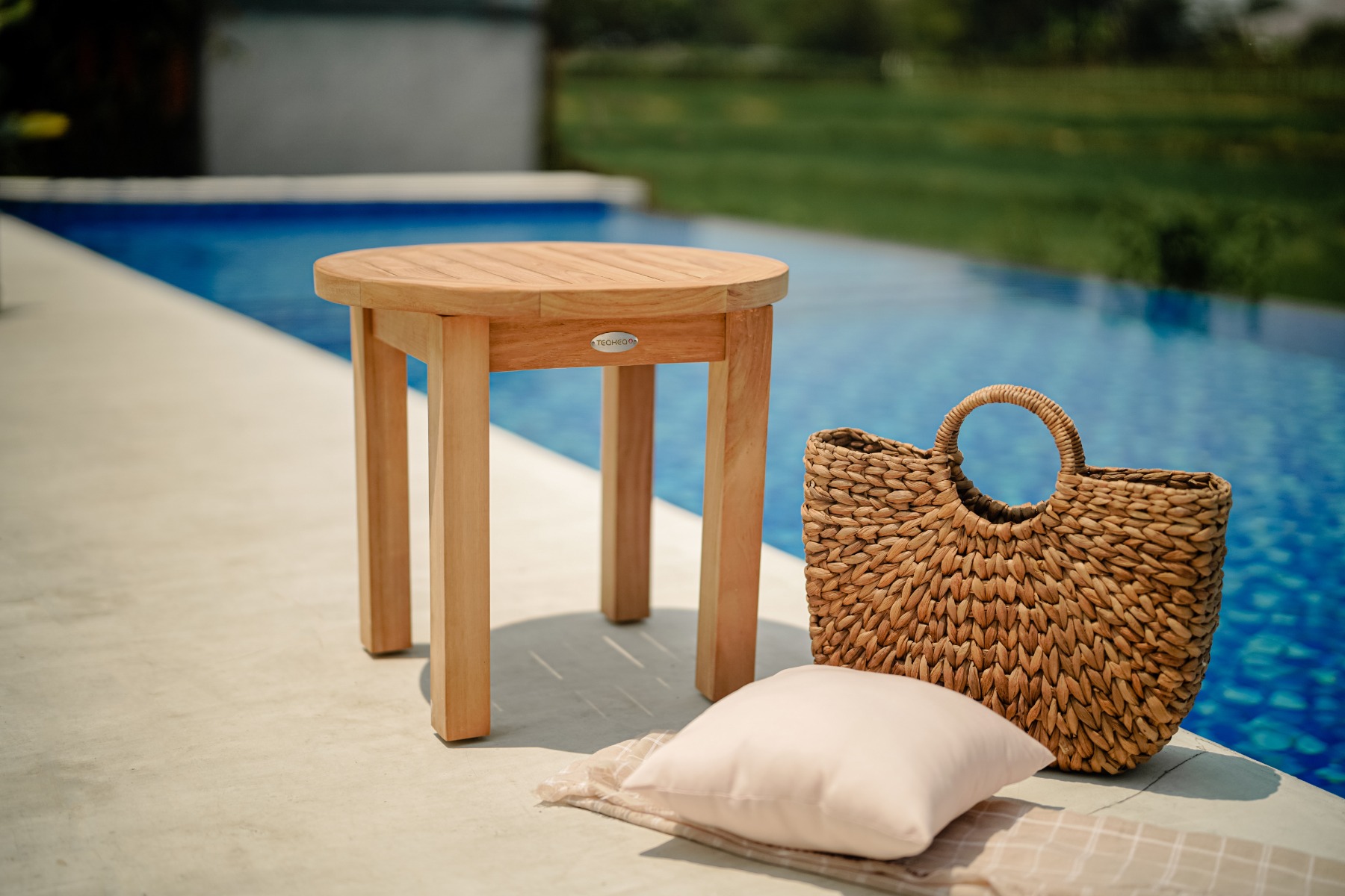 Rond teakhouten tuin bijzettafeltje met een diameter van 50 cm en een hoogte van 45 cm. Dit elegante tafeltje is gemaakt van hoogwaardig teakhout, bekend om zijn duurzaamheid en natuurlijke weerbestendigheid. Het heeft een gladde afwerking met een rijke,  - alternate view