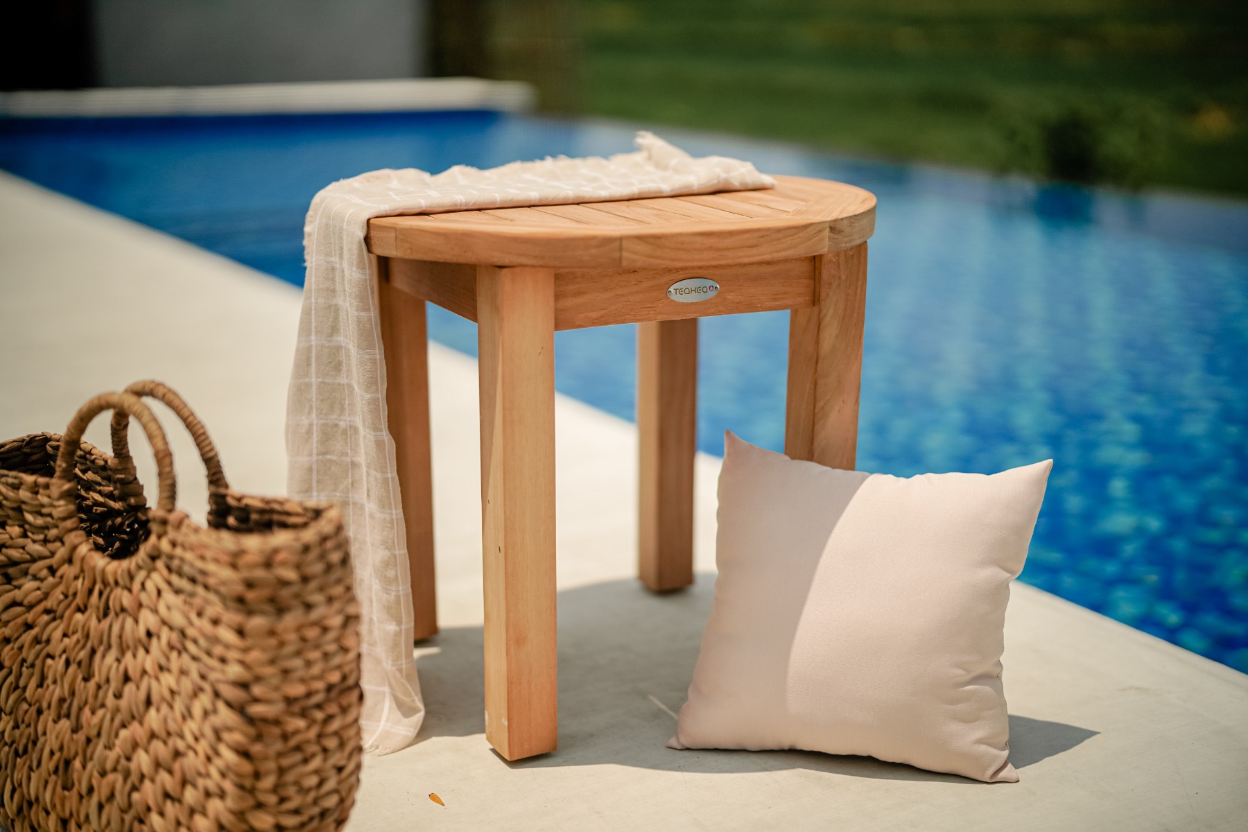Rond teakhouten tuin bijzettafeltje met een diameter van 50 cm en een hoogte van 45 cm. Dit elegante tafeltje is gemaakt van hoogwaardig teakhout, bekend om zijn duurzaamheid en natuurlijke weerbestendigheid. Het heeft een gladde afwerking met een rijke,  - view 4