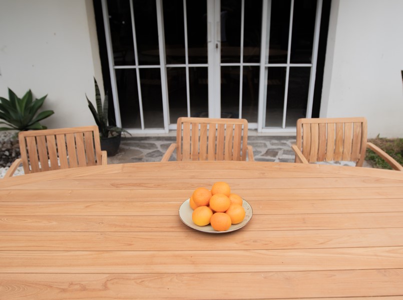 Teak tuinset Amara met ovalen tuintafel 260x110 cm met spinpoot en 6 stapelbare teak tuinstoelen op terras.

 - alternate view