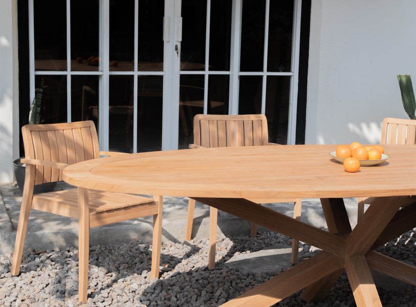 Teak tuinset Amara met ovalen tuintafel 260x110 cm met spinpoot en 6 stapelbare teak tuinstoelen op terras.

 - view 3