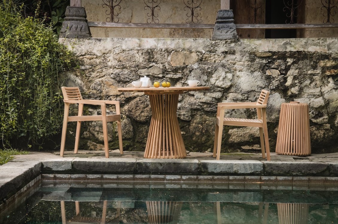 Laras vaste teakhouten tuinstoel met armleuningen – modern en minimalistisch design voor buiten

 - alternate view