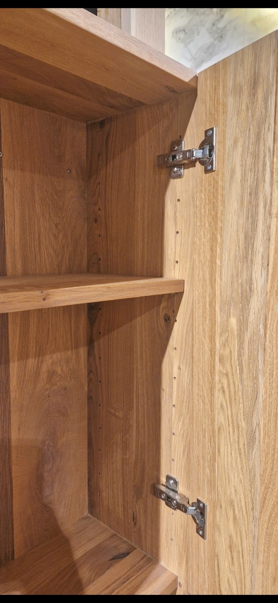 Houten kolomkast van eikenhout met greeploos design in een moderne badkamer naast witte wasbak. - view 3