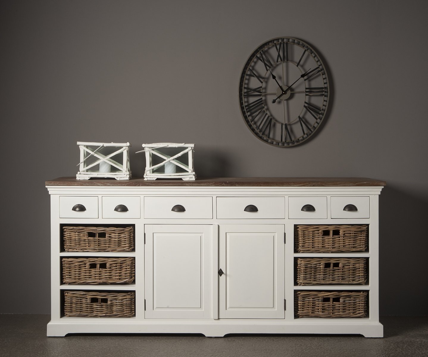 Breed wit landelijk dressoir Napoli met teakhouten blad, zes laden met schelphandgrepen en zes rieten manden. - view 3