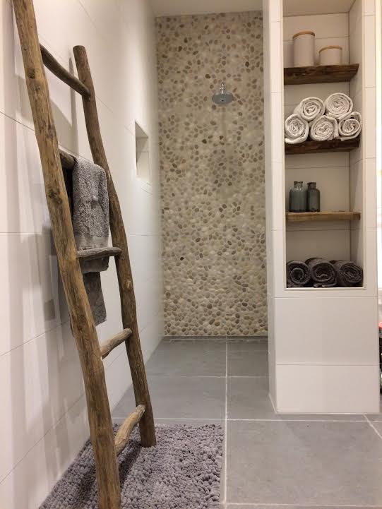 Rustiek bruine teakhouten decoratieladder, met een hoogte van 175 cm, een breedte van 50 cm en een diepte van 5 cm. De ladder heeft verschillende sporten met regelmatige tussenruimten, en is licht naar achteren hellend voor stabiliteit. Het teakhout heeft - alternate view