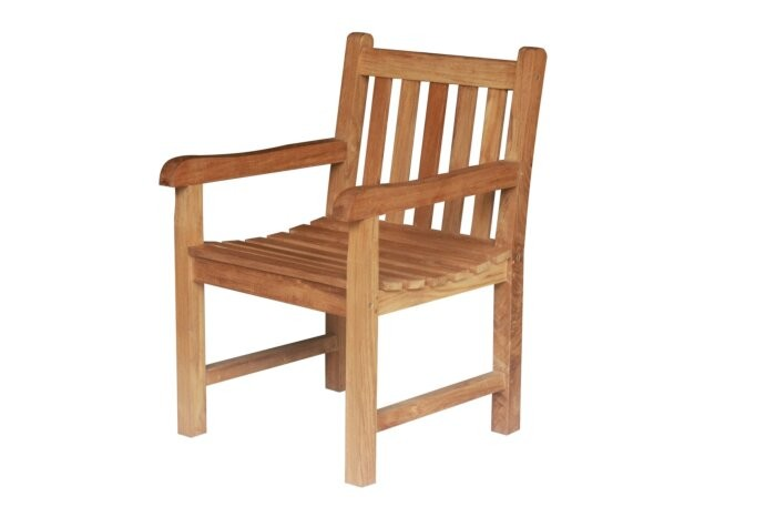 Teakhouten tuinset bestaande uit twee klassieke Windsor stoelen en een ronde, inklapbare tuintafel (Ø 80cm), opgesteld in een sfeervolle tuin. - view 4