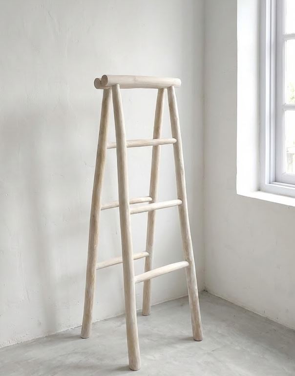 Vouwbare teakhouten decoratieladder met white oiled afwerking tegen wand

 - alternate view