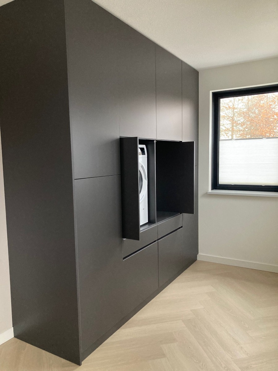 De Wasmachine Wandkast Maatwerk Meubel, Model Tonny, is het toonbeeld van innovatieve opbergoplossingen, speciaal ontworpen voor de moderne wasruimte - view 3