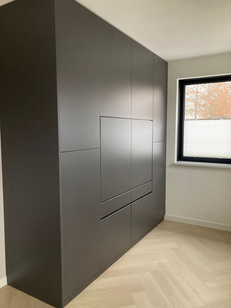 De Wasmachine Wandkast Maatwerk Meubel, Model Tonny, is het toonbeeld van innovatieve opbergoplossingen, speciaal ontworpen voor de moderne wasruimte - view 4