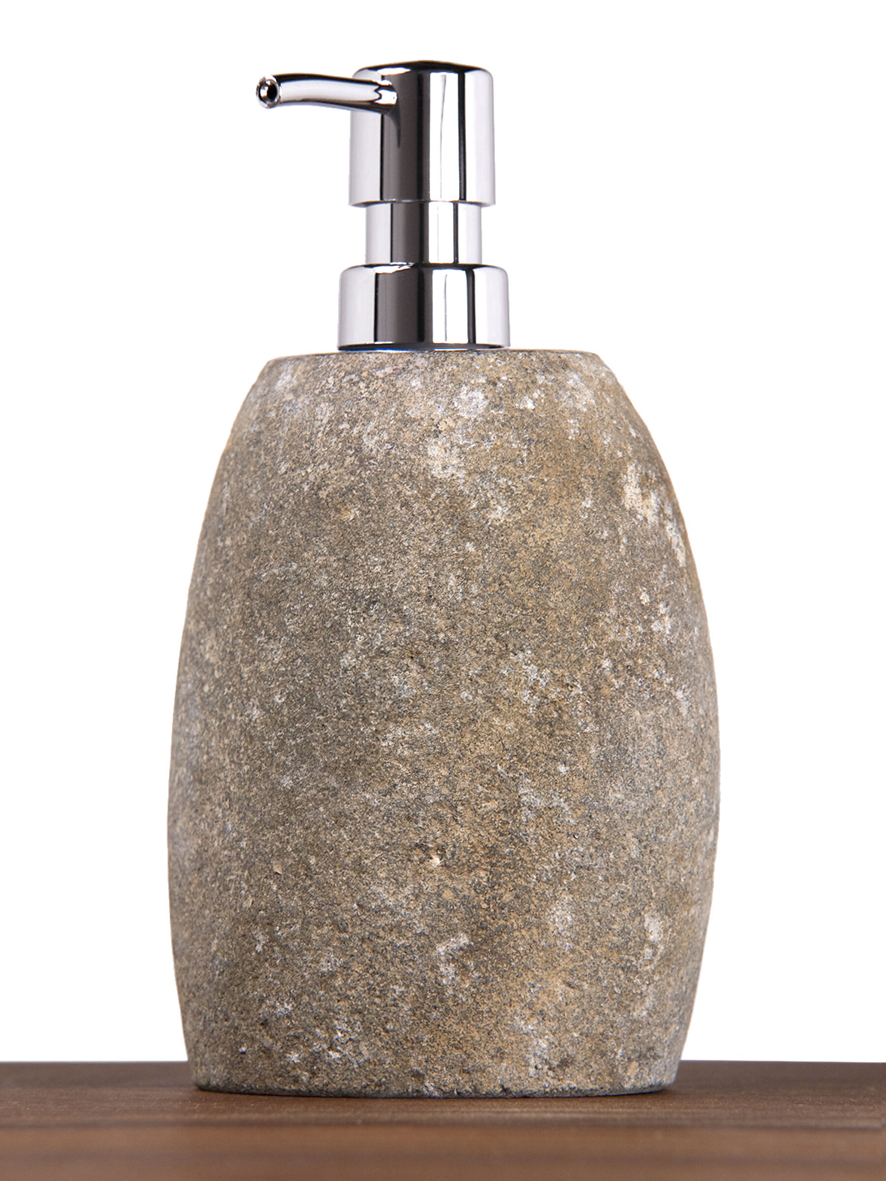 Natuurstenen zeepdispenser met rvs pomp op eikenhouten badkamermeubel in een minimalistische, moderne badkamer setting. - alternate view