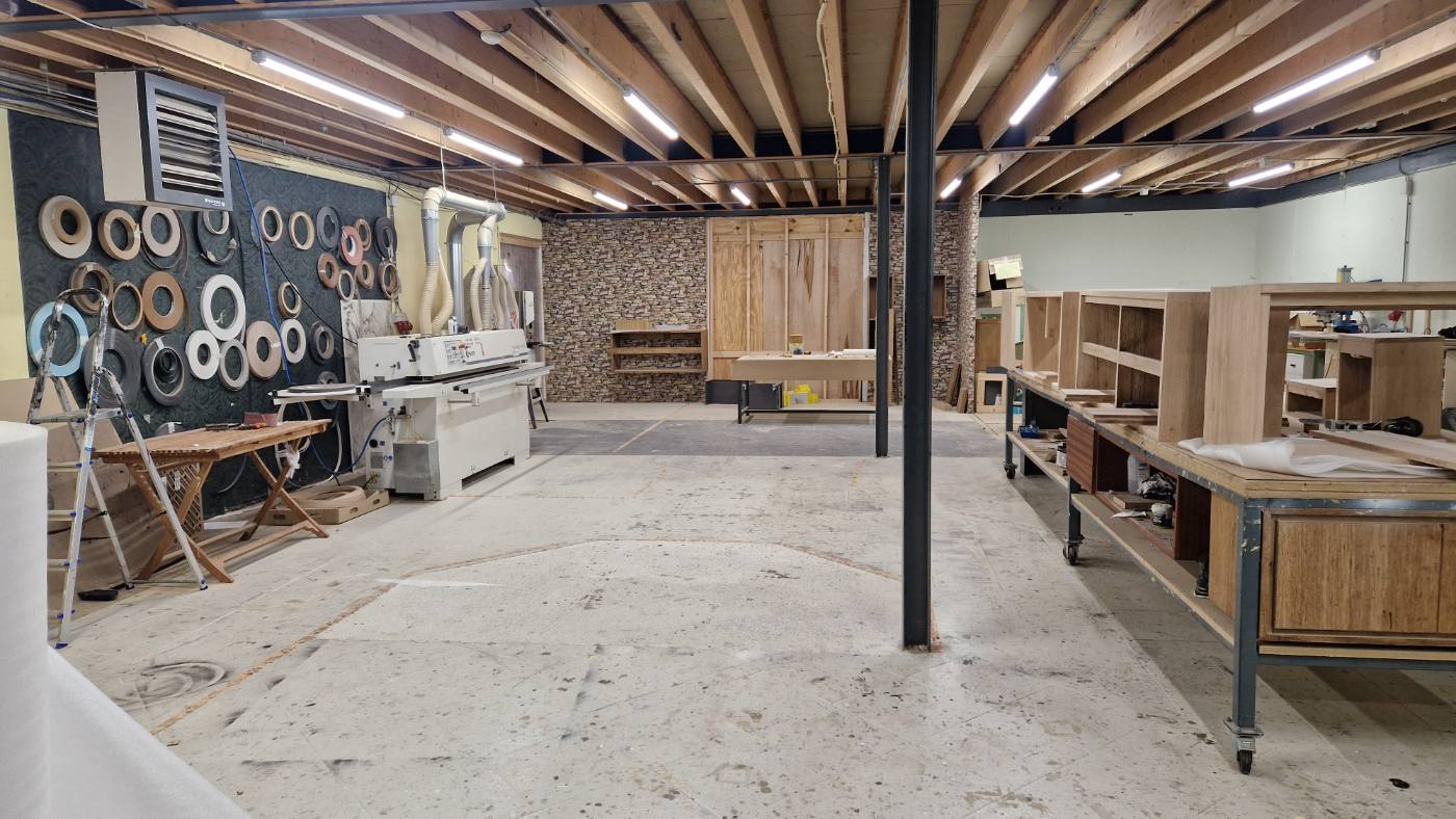 Behind the showroom one - Teakea Meubelmakerij van Teakea in Tolbert met machines en meubels in aanbouw