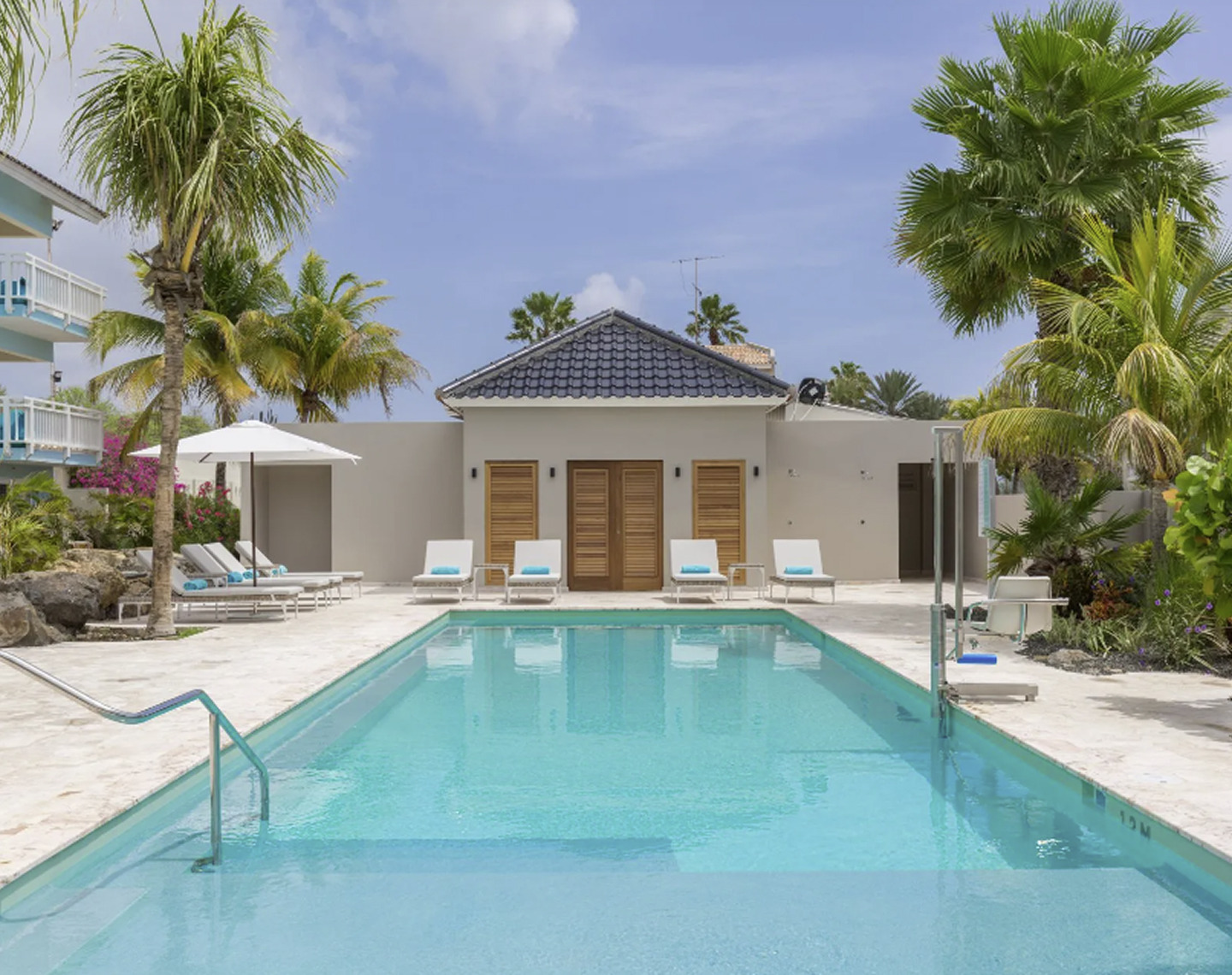 We have work with six - Teakea Projectreferentie Dolphin Suites Curaçao